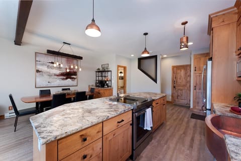 Kitchen / Dining Area