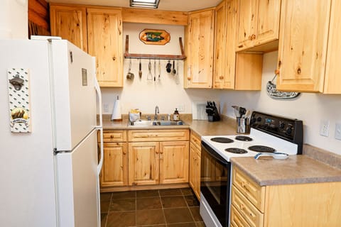 Full Kitchen w/ Electric Stovetop