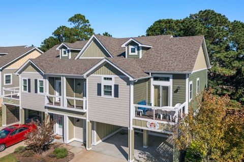 BV1093A: Beachaholic | Front Exterior