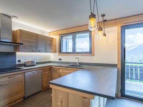 Tap, Sink, Countertop, Cabinetry, Kitchen Sink, Property, Furniture, Window, Wood, Building