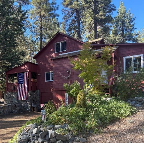 🌲 Welcome to your cozy mountain retreat tucked among the pines.