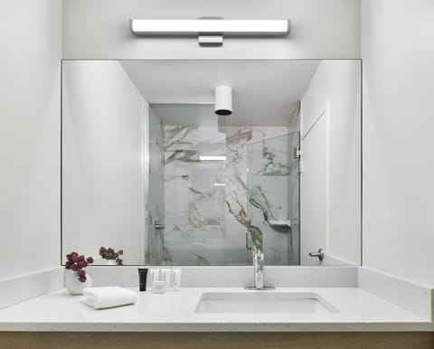 Deluxe Room, 2 Queen Beds, Kitchenette | Bathroom | Combined shower/tub, free toiletries, bathrobes, towels