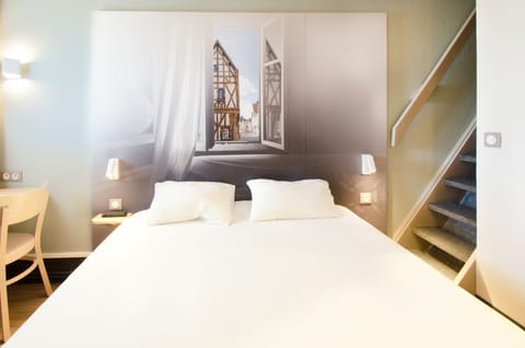 Premium bedding, desk, soundproofing, free WiFi