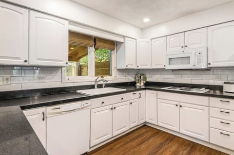 Another view of the kitchen.