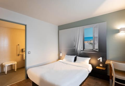 Standard Double Room, Accessible, Non Smoking | Premium bedding, desk, laptop workspace, blackout drapes