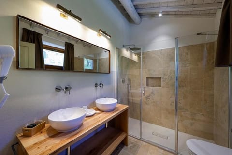 Deluxe Studio Suite, 1 Bedroom, Terrace, Sea View | Bathroom | Shower, hair dryer, bidet, towels