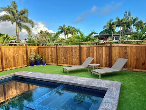 Dipping pool and jacuzzi at Kealoha