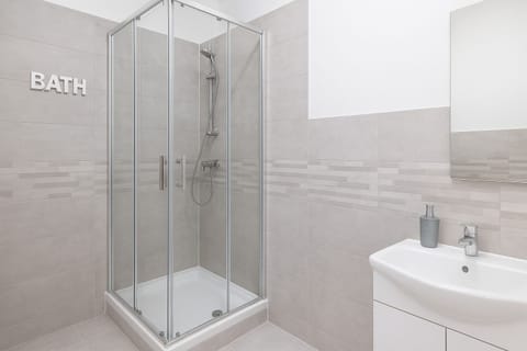 Comfort Room, Balcony | Bathroom | Shower, rainfall showerhead, hair dryer, soap