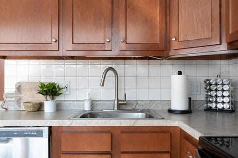 A clean kitchen with all of your basic needs.