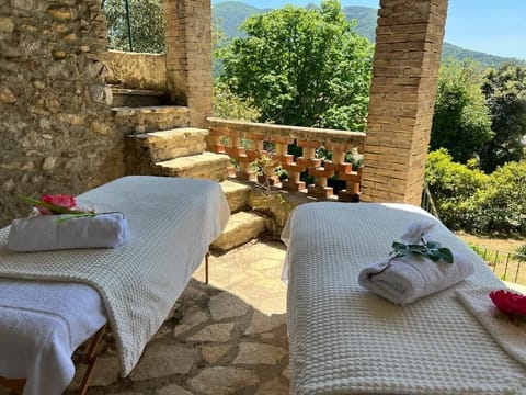 Couples treatment rooms, body treatments, hydrotherapy, aromatherapy