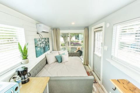 Queen day bed