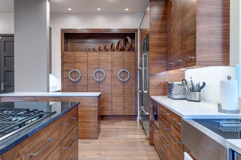 Kitchen │ Fully-Stocked for the Enthusiastic Home Chef