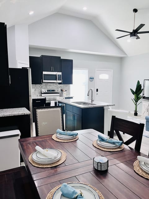 Seating for 6 people in the dining area