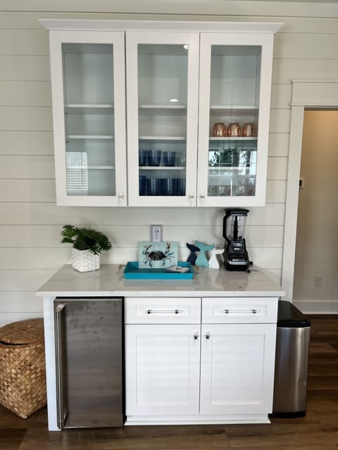 Bar, Drink station, and Full Ice Maker