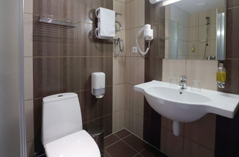 Basic Triple Room | Bathroom | Shower, hair dryer, slippers, towels