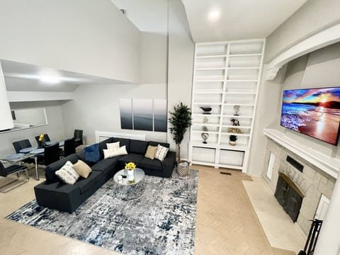 Enjoy this breathtaking layout in one of Chicago’s best neighborhoods!