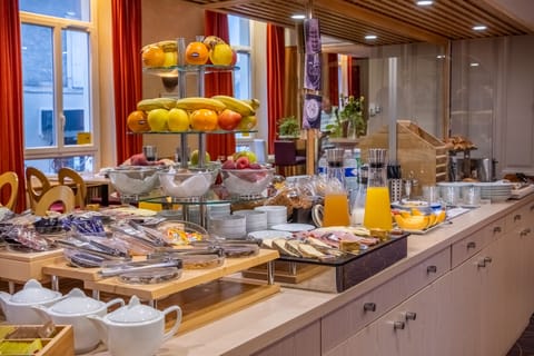 Daily buffet breakfast for a fee