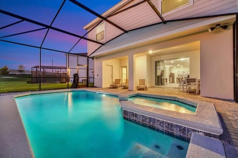 Peaceful and private pool and hot tub