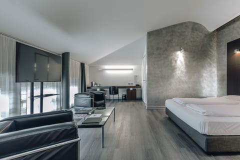 Junior Suite | Hypo-allergenic bedding, down comforters, minibar, in-room safe