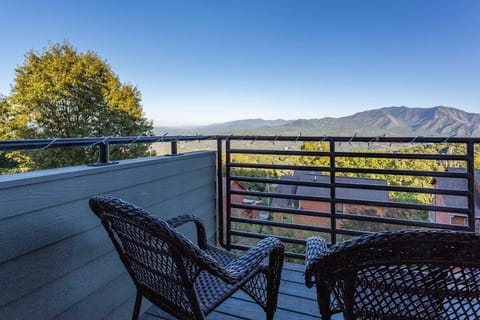 Incredible Mt. LeConte Views From Your Covered Porch!