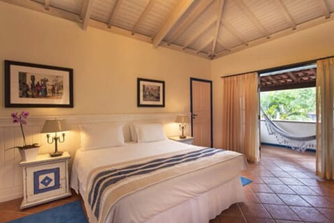 Luxury Room | Minibar, in-room safe, desk, blackout drapes