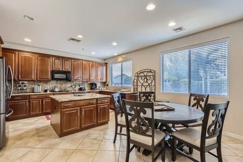 LARGE Eat-in Kitchen