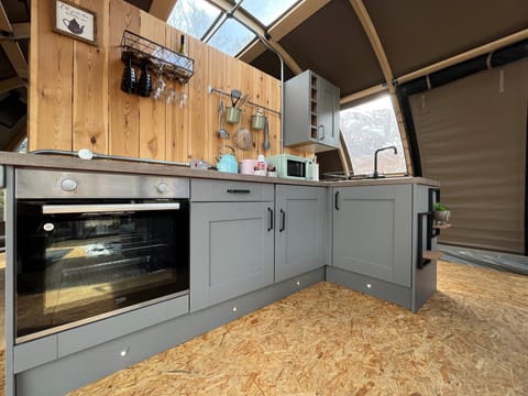 Luxury Tent, Hot Tub ((Max 2 Adults, 2 Child)) | Shared kitchen