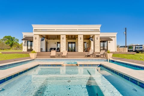 Weimar Vacation Rental | 3BR | 2.5BA | 2,000 Sq Ft | Step-Free Access