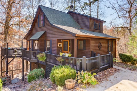 3 Story, 3 Bedroom 2.5 bath Ellijay cabin with additional bunk loft (5 beds)