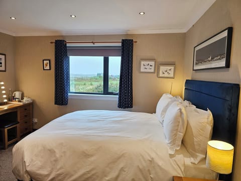 Comfort Double Room | Desk, blackout drapes, free WiFi, bed sheets