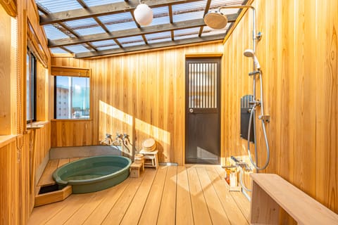 Combined shower/tub, free toiletries, hair dryer, slippers