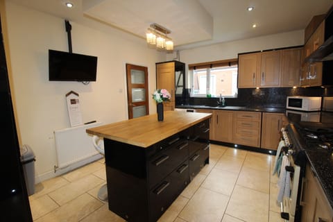 House | Private kitchen | Cookware/dishes/utensils