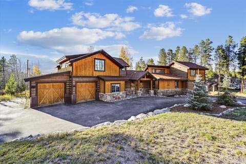 Exterior - Silver Circle Lodge - Breckenridge Vacation Rental