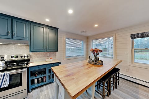 Keep the chef company with the Island with six stools.