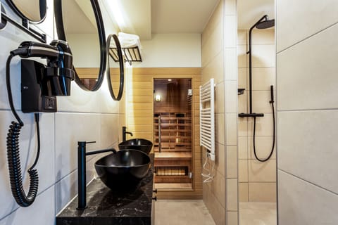Wellness Suite | Bathroom | Free toiletries, hair dryer, towels