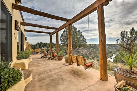 Redmond Vacation Rental | 3BR | 2.5BA | 2,900 Sq Ft | Stairs Required