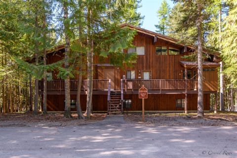 Entrance to the triplex building Spotted Bear 