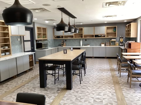 Lunch and dinner served, American cuisine