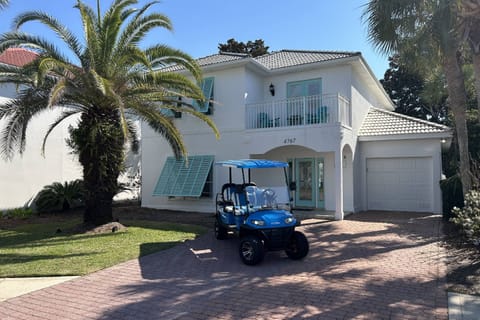 Amazing Location ~ Golf Cart ~ 6 Passenger cart included in rental!