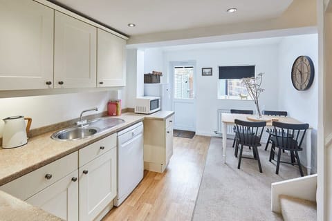 Waterlily Cottage, Great Ayton - Host & Stay