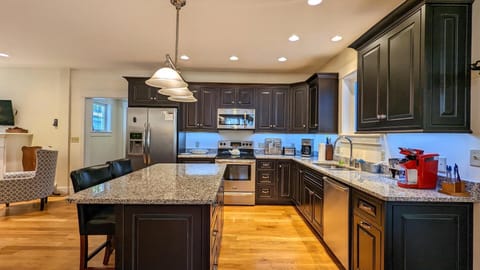 additional kitchen view