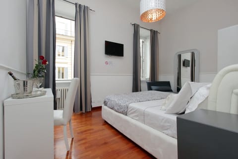 House | 4 bedrooms, desk