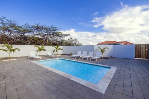 With a comfortable outdoor lounge chair, you can relax on the patio with friends and family or soak up some sun by the pool while the kids play.