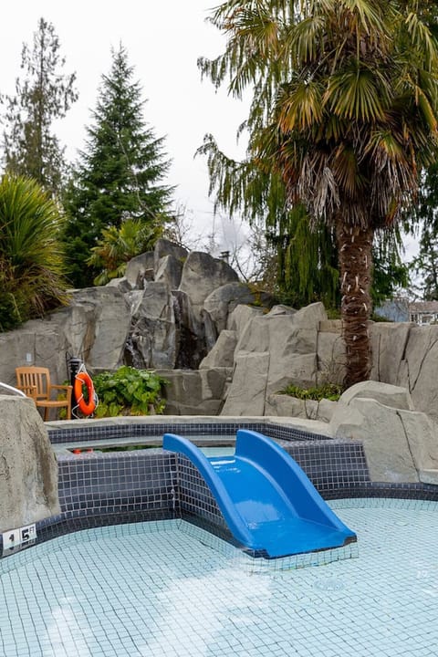 Creekside Calm by the Flowing Creek Condo B Apartment in Vancouver Island