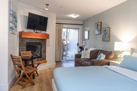 Creekside Calm by the Flowing Creek Condo B Apartment in Vancouver Island