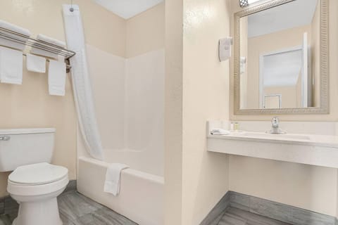 Room, 1 King Bed, Accessible, Non Smoking (Mobility Accessible) | Accessible bathroom