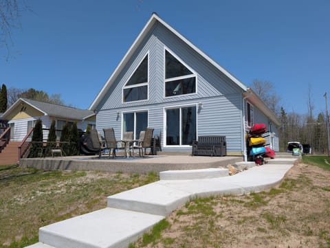 Outdoor Patio with Lake View