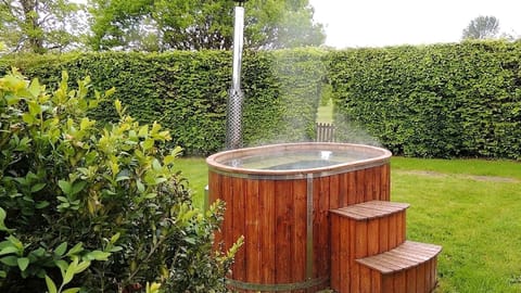 Wood-fired hot tub, Arrow Lodge, Ragley Estate, Bolthole Retreats