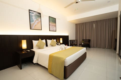 Deluxe Double Room | Bathroom | Shower, rainfall showerhead, free toiletries, hair dryer (on request)