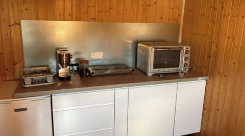 Fridge, oven, stovetop, coffee/tea maker